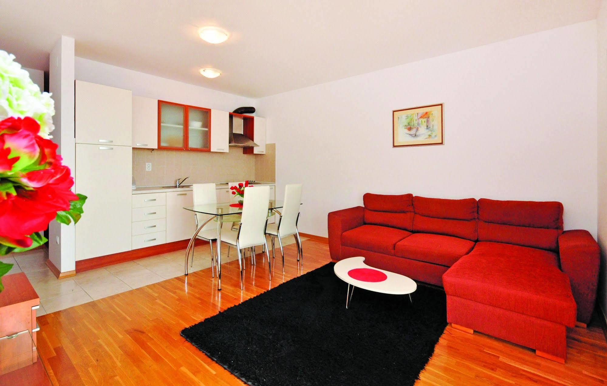 Apartments Beverly Omis Bagian luar foto