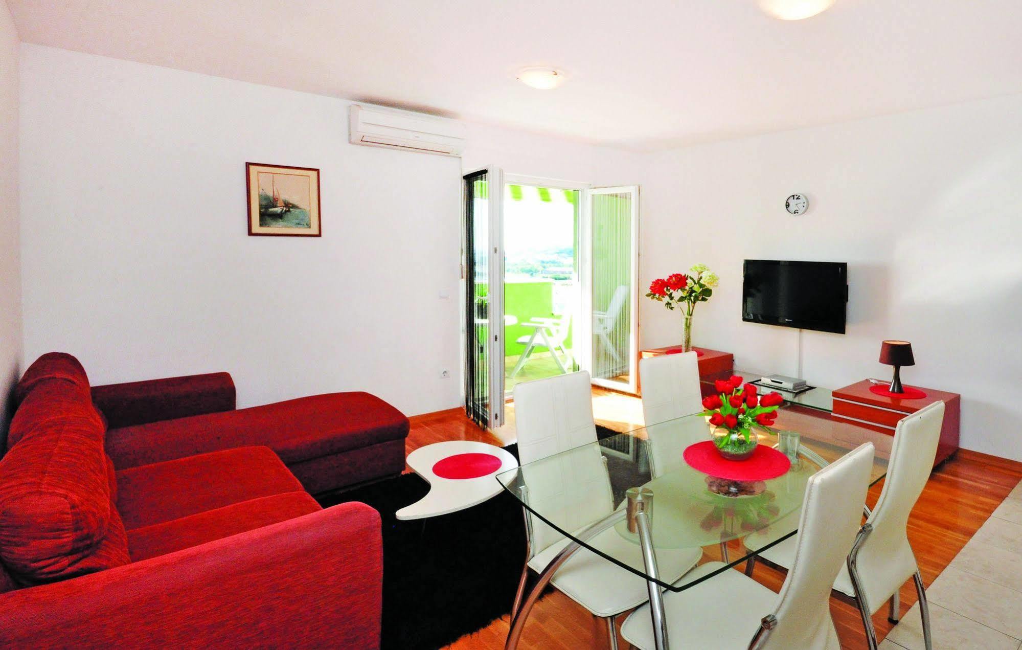 Apartments Beverly Omis Bagian luar foto