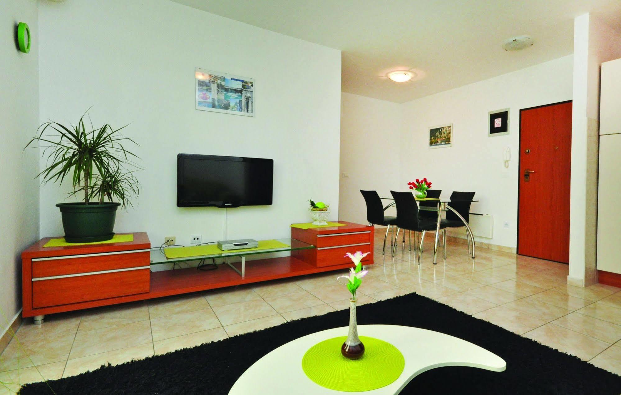Apartments Beverly Omis Bagian luar foto